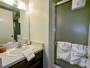 Kombination af bruser/badekar, håndklæder