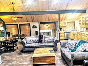 Fernseher, Kamin, DVD-Player, Tischfußball