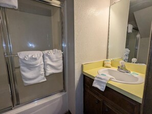 Combined shower/bathtub, towels