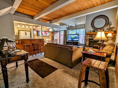 Deluxe 2-Bedroom Ski Retreat Walk to Snow Summit Mountain Resort