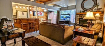 Deluxe 2-Bedroom Ski Retreat Walk to Snow Summit Mountain Resort