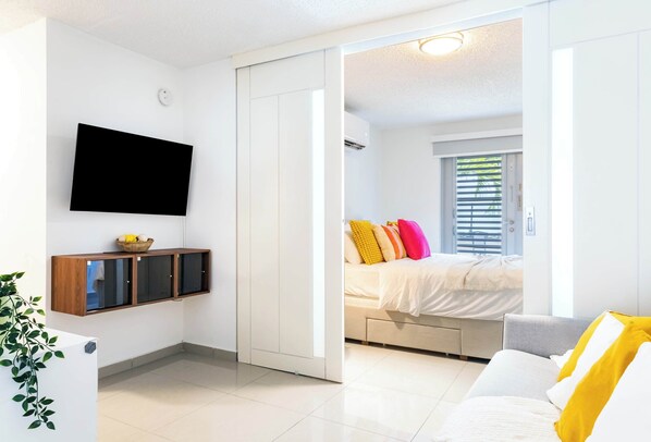 3 habitaciones, escritorio y tabla de planchar con plancha