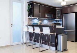 Kühlschrank, Mikrowelle, Wasserkocher mit Kaffee-/Teezubehör, Toaster