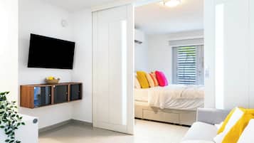 3 bedrooms, desk, iron/ironing board, travel crib