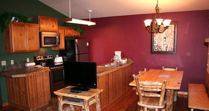 Two bedroom attached Log cabin with Hot Tub