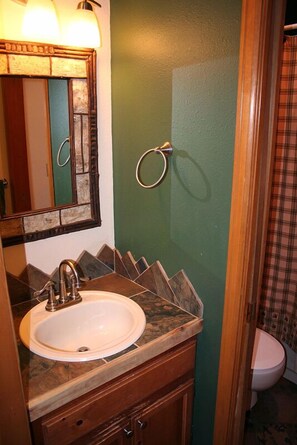 Combined shower/tub, towels - Two bedroom attached Log cabin with Hot Tub (Estes Park)