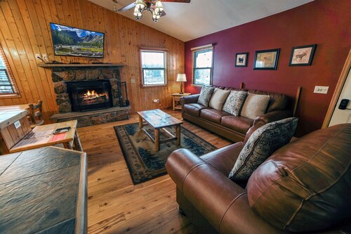 Two bedroom attached Log cabin with Hot Tub