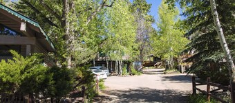 Single room suite, king bed, jetted tub close to Estes Park