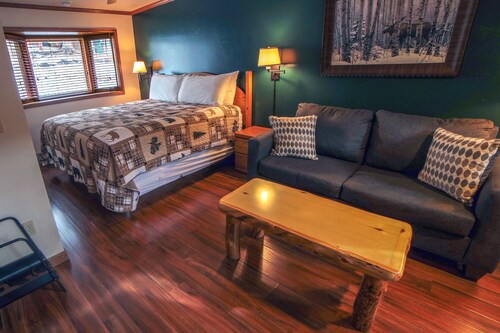 Single room suite, king bed, jetted tub close to Estes Park