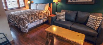 Single room suite, king bed, jetted tub close to Estes Park