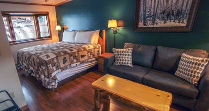 Single room suite, king bed, jetted tub close to Estes Park