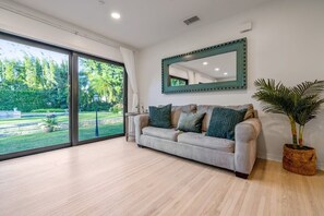 TV, Netflix, streaming services, offices