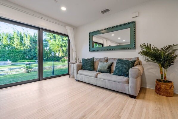 TV, Netflix, streaming services, offices