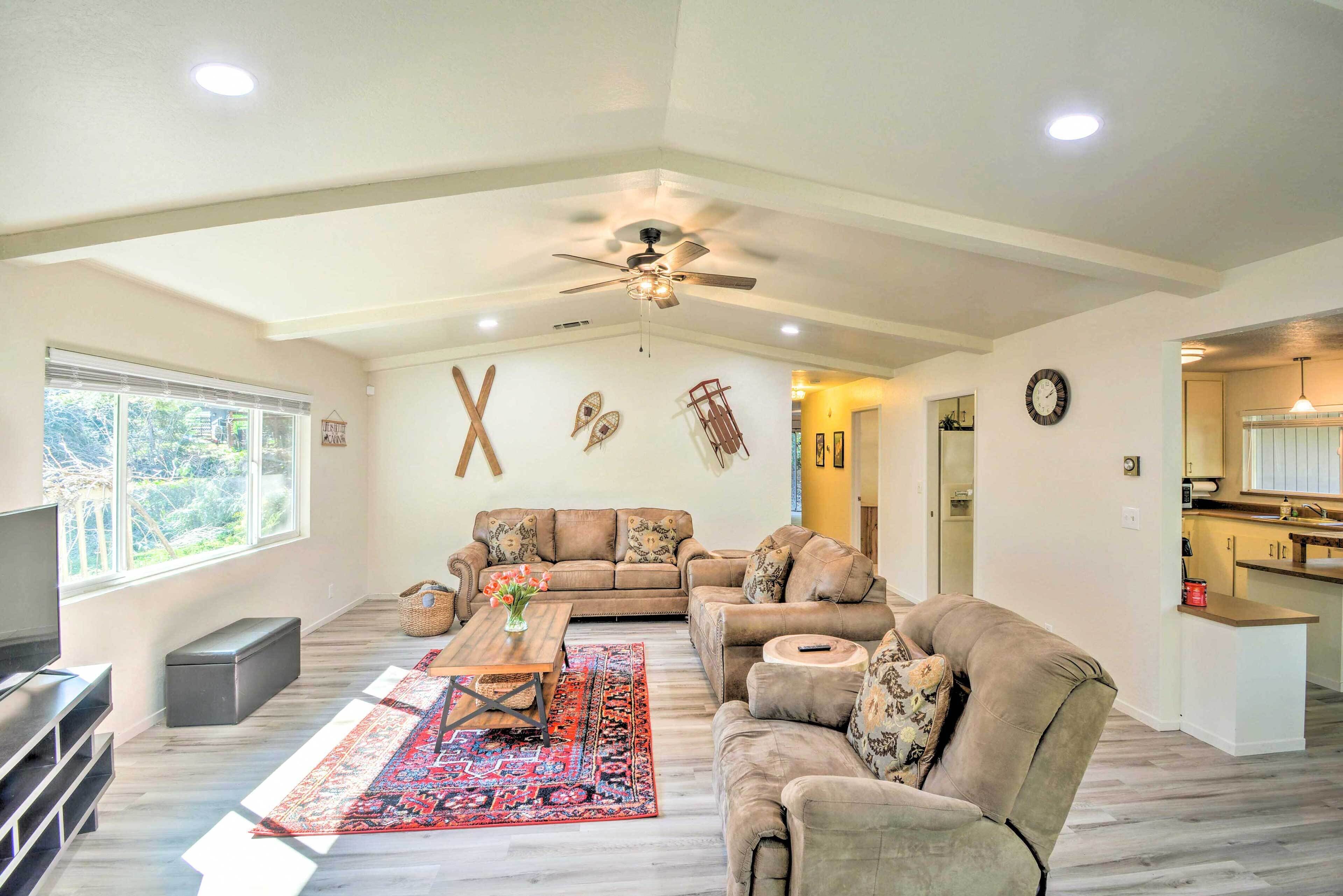 Cabin w/ Deck Located in The Sherwood Forest!