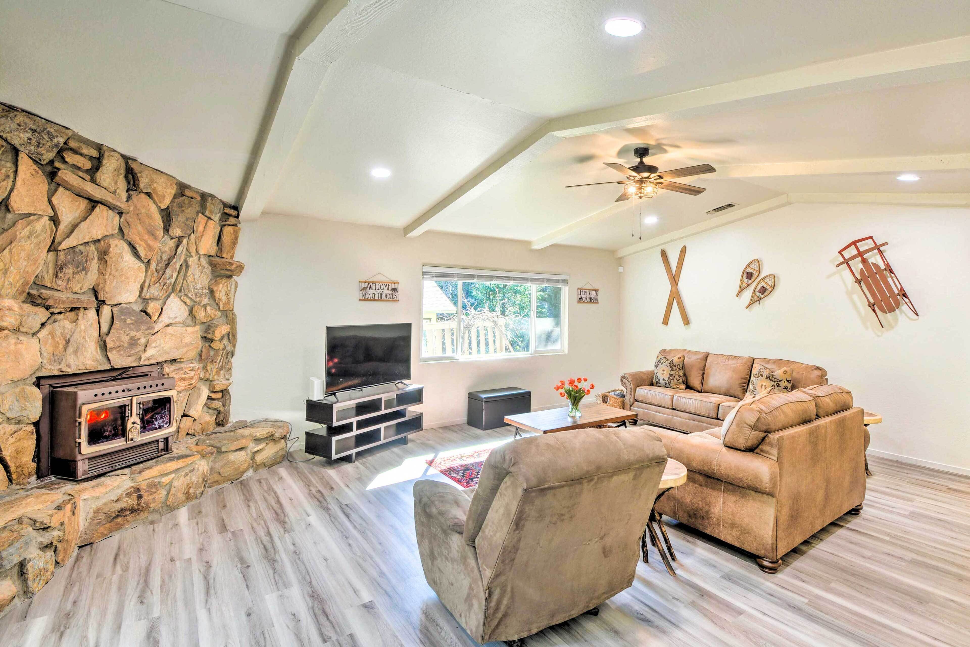 Cabin w/ Deck Located in The Sherwood Forest!