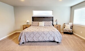 5 bedrooms, desk, iron/ironing board, free WiFi - Modern Spacious Well Maintained Home With Outdoor Living Area (Eugene)