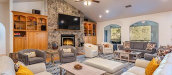 Big Oak Manor w/theater/hot tub/sauna/more!