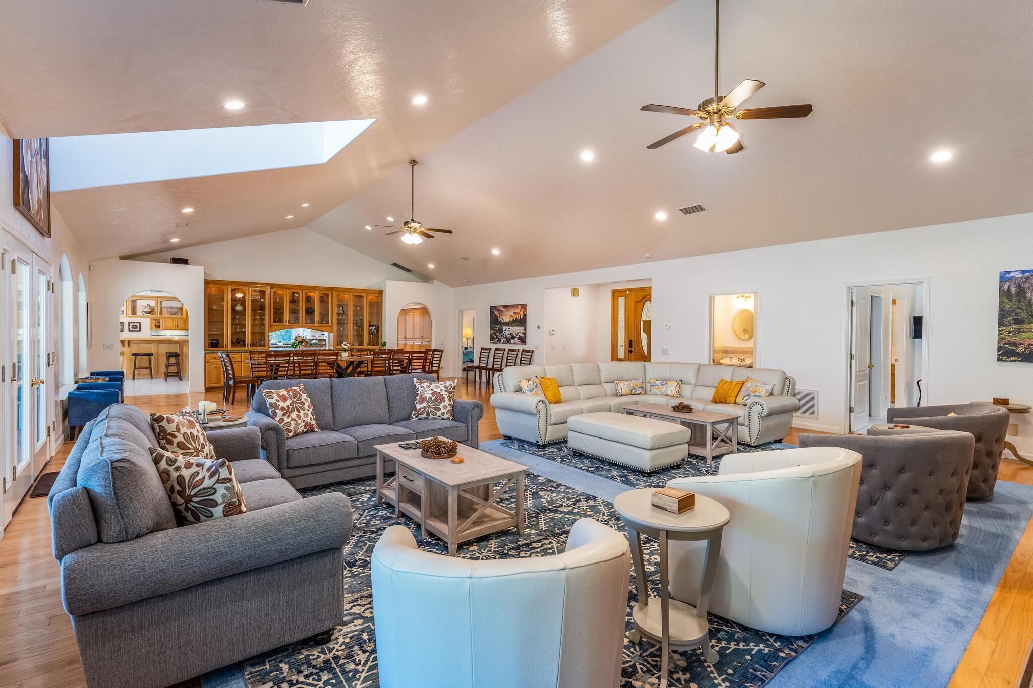 Big Oak Manor w/movie theater, hot tub, sleeping for 22!