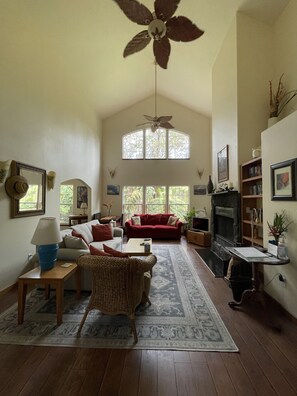 Smart TV, fireplace, DVD player, books - 4 bed/4 bath Entire custom-built house 5 mins from Volcanoes National Park (Volcano)