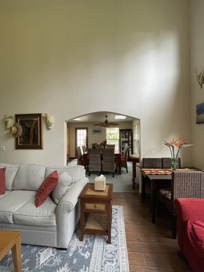 Smart TV, fireplace, DVD player, books - 4 bed/4 bath Entire custom-built house 5 mins from Volcanoes National Park (Volcano)