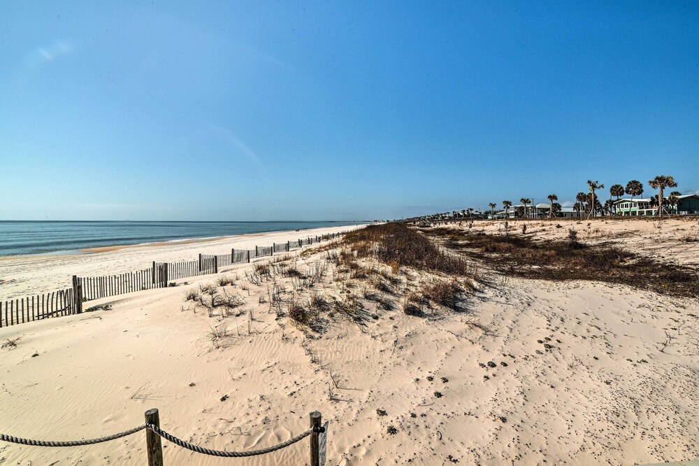 Mexico Beach Getaway w/ Patio - Steps to Beach!