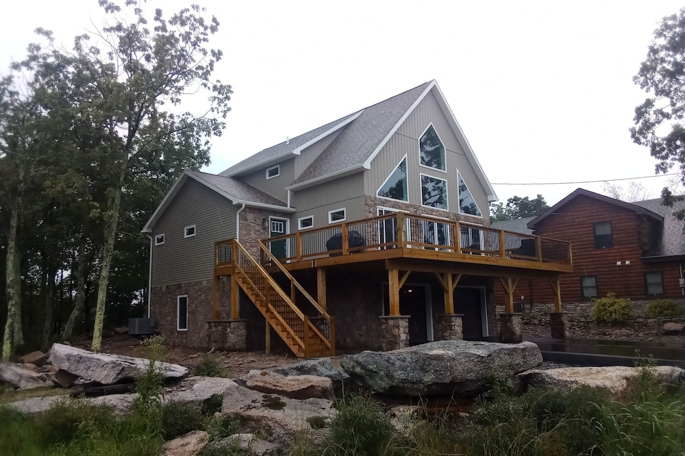 Mt. Top Rustic Chalet in Eagle Rock Resort.