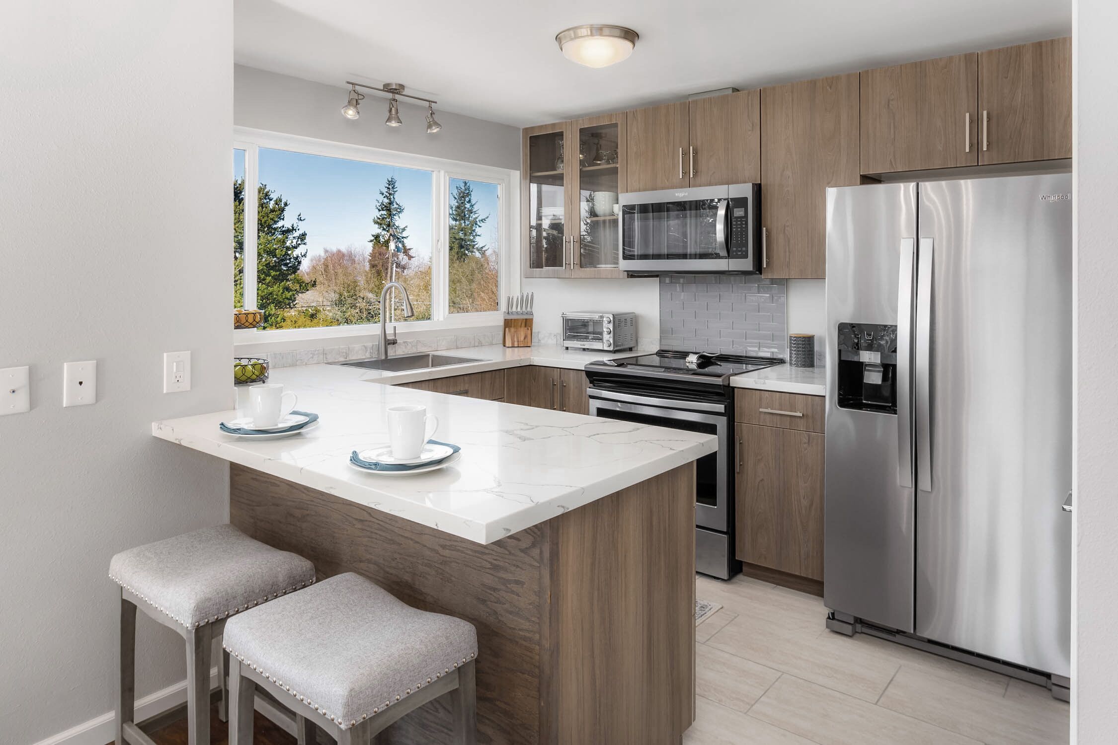 Newly renovated 3 bdrm with view and 10 min walk to beach