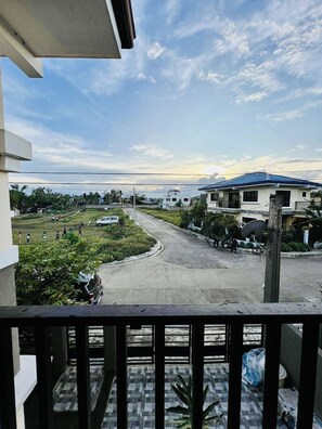 Property grounds - 4 BR House in gated community, minutes away from  5 star beach resorts (Lapu-Lapu City)