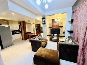 TV - 4 BR House in gated community, minutes away from  5 star beach resorts (Lapu-Lapu City)