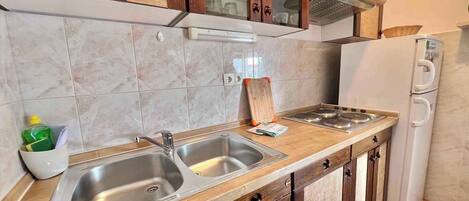 Fridge, oven, stovetop, cookware/dishes/utensils