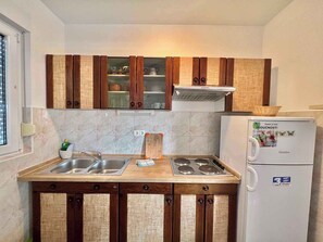 Fridge, oven, stovetop, coffee/tea maker