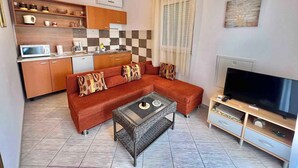 TV - Holiday apartment with terrace, air conditioning and garden (Dramalj)