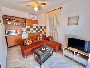 TV - Holiday apartment with terrace, air conditioning and garden (Dramalj)