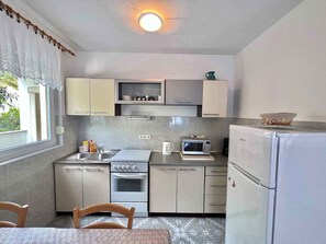 Fridge, oven, stovetop, coffee/tea maker - Holiday apartment with terrace and air conditioning (Dramalj)