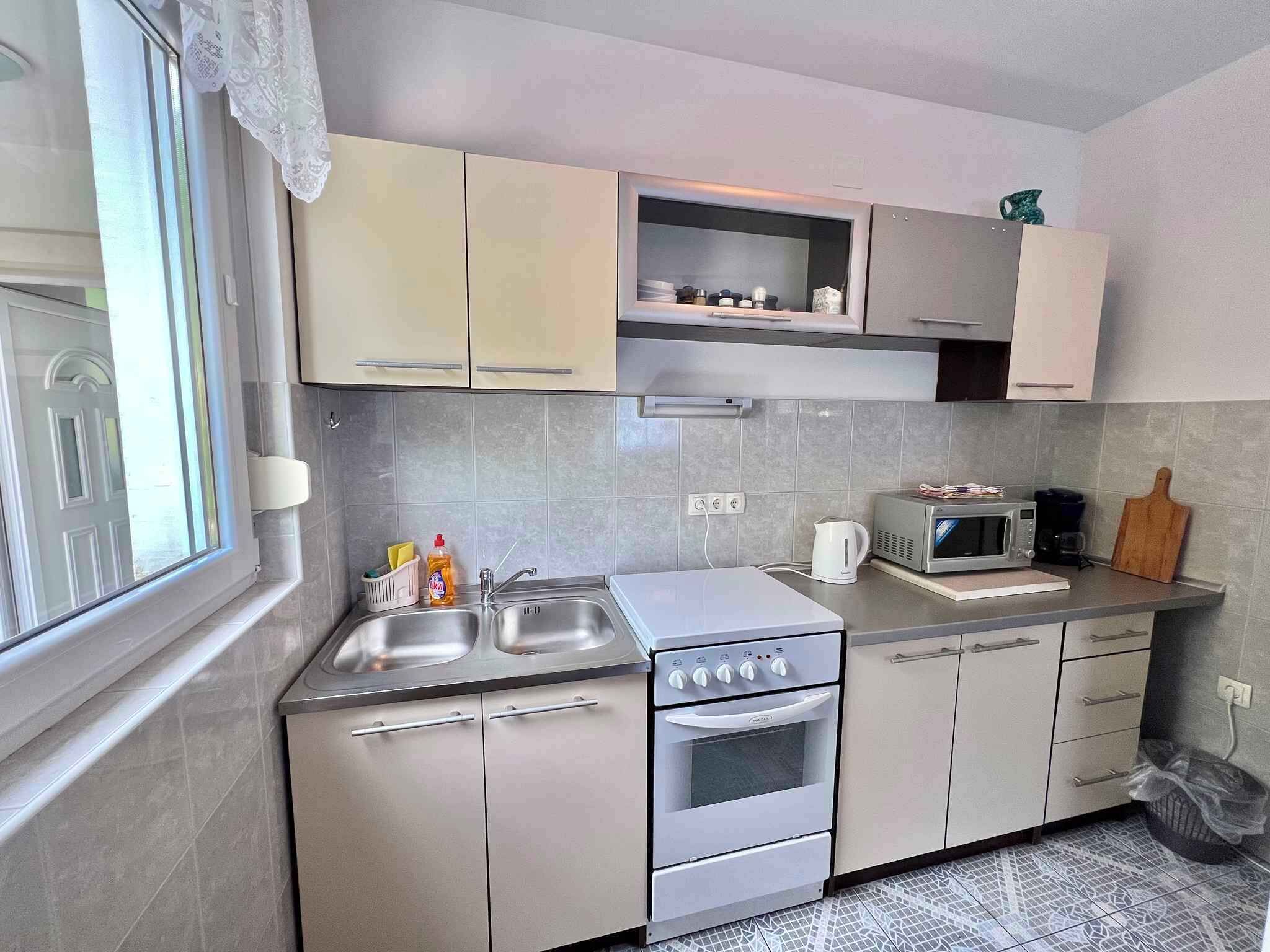 Fridge, oven, stovetop, coffee/tea maker