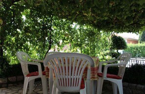Outdoor dining - Holiday apartment with terrace and air conditioning (Dramalj)