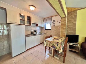 Fridge, stovetop, coffee/tea maker, cookware/dishes/utensils