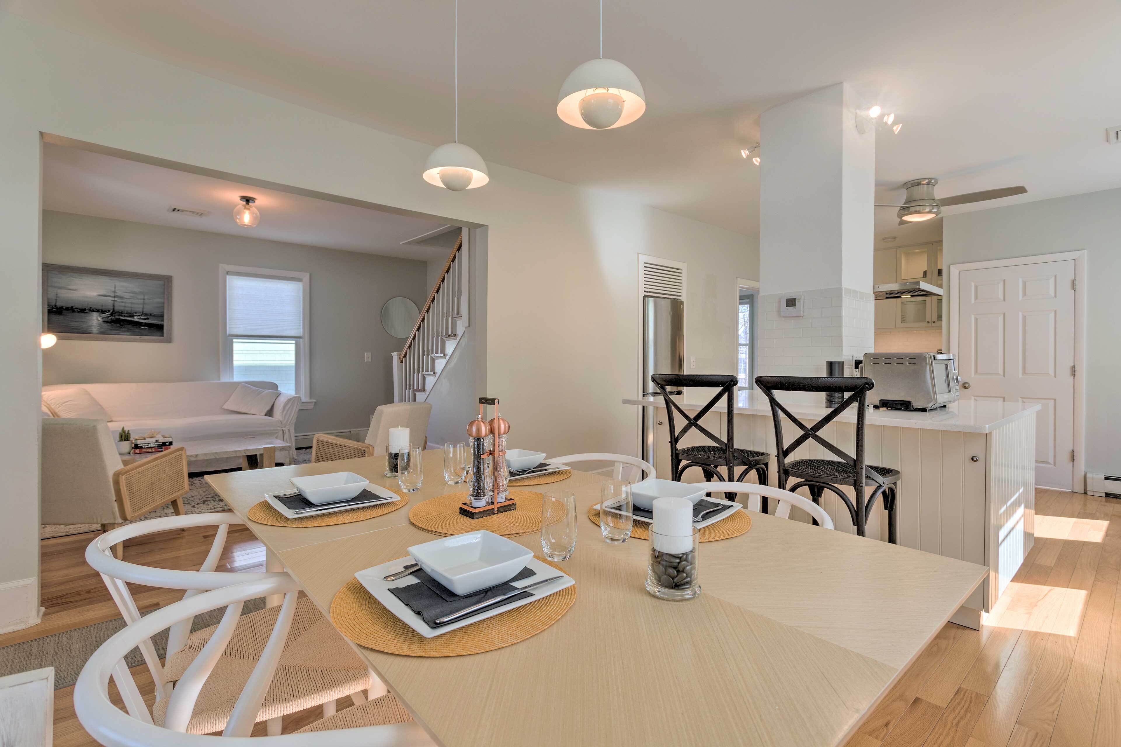 Renovated Barrington Cottage w/ Beach Access!