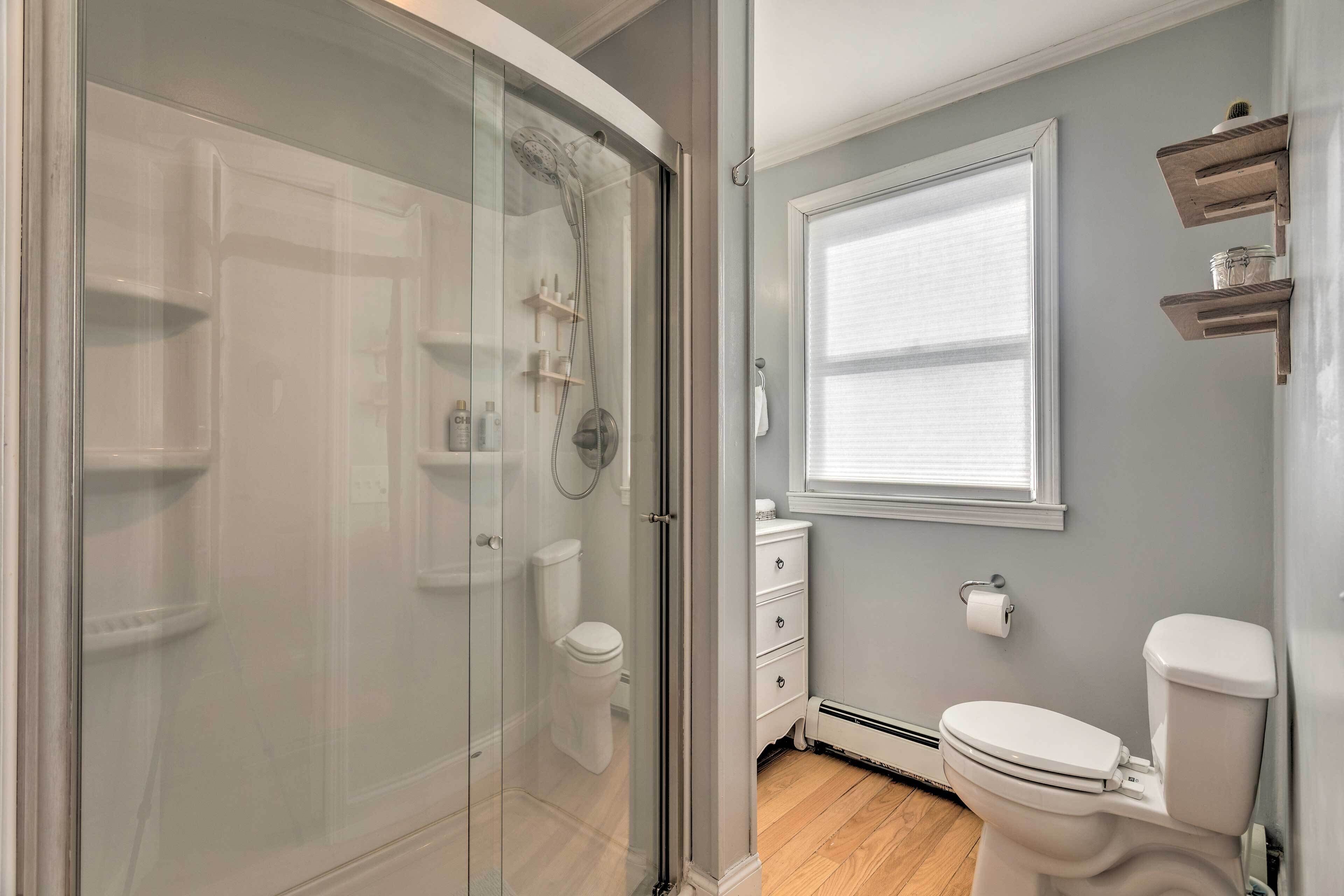 Renovated Barrington Cottage w/ Beach Access!