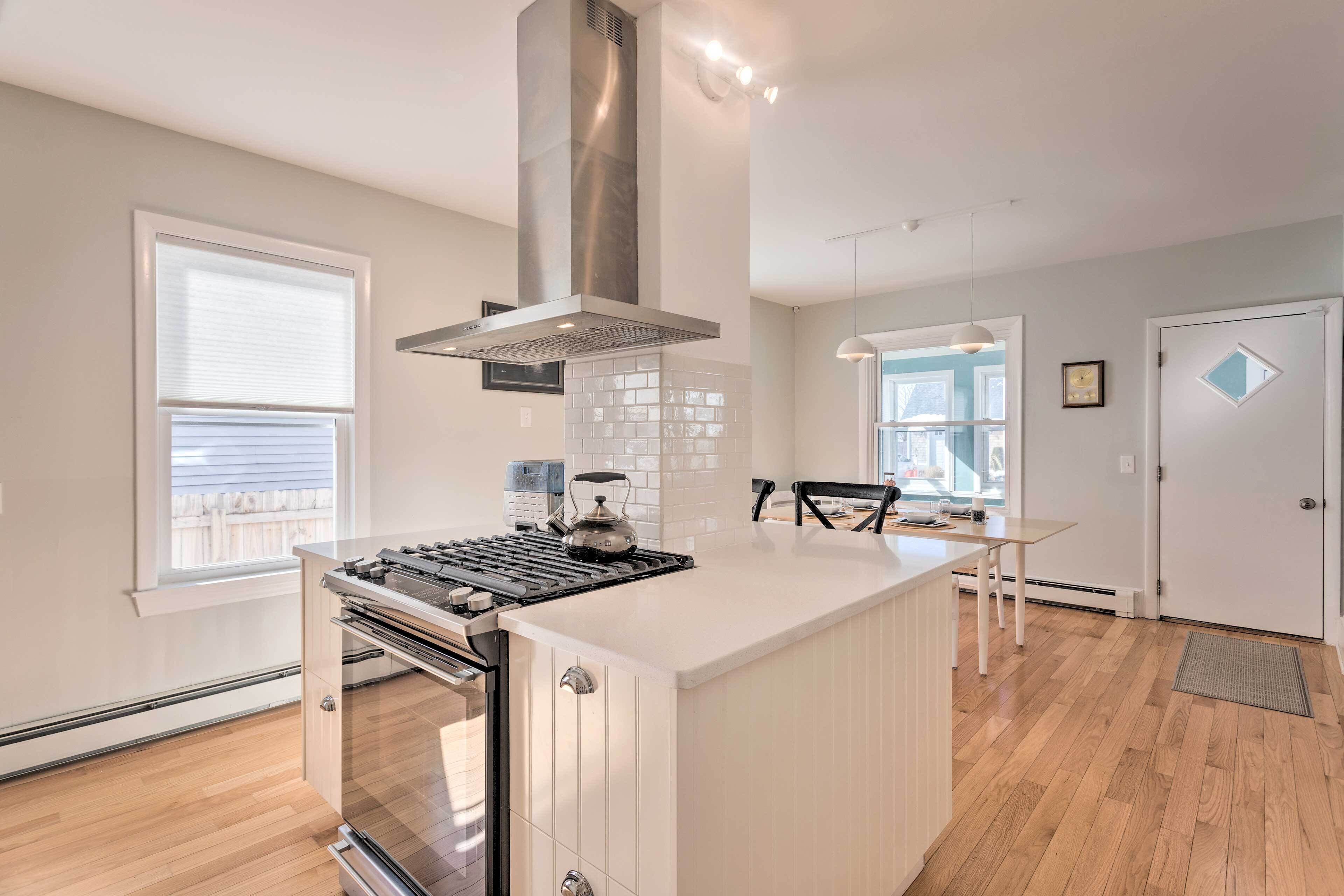 Renovated Barrington Cottage w/ Beach Access!