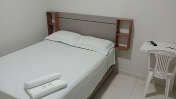 Quarto casal tradicional | Wi-Fi de cortesia, roupa de cama