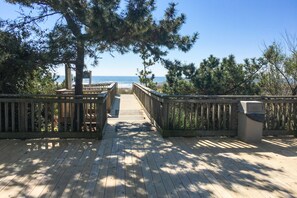 Property grounds - Corner Condo 2BR Wrap-around oceanfront balcony w/ shared pool and hot tub! (Myrtle Beach)
