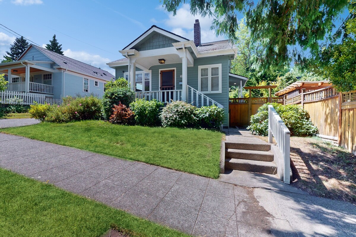 Cozy retreat short walk to Green Lake with home gym, office, fenced-in yard