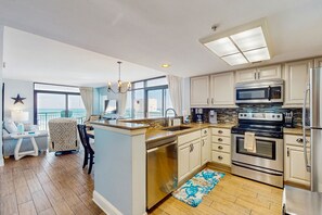 ثلاجة، ميكروويف، فرن، موقد طهي مسطح