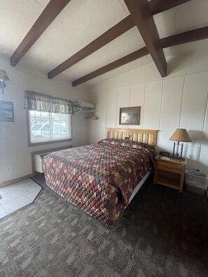 Premium bedding, down duvets, memory-foam beds, individually furnished - OLDE MILL INN OF CLARKSTON (Clarkston)