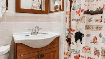 Habitación Premium, 2 camas matrimoniales, vista al lago | Baño | Regadera, regadera tipo lluvia, amenidades de baño gratuitas