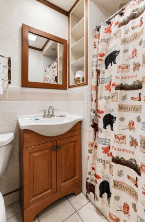 Premium Room, 2 Double Beds, Lake View | Bathroom | Shower, rainfall showerhead, free toiletries, hair dryer - OLDE MILL INN OF CLARKSTON (Clarkston)