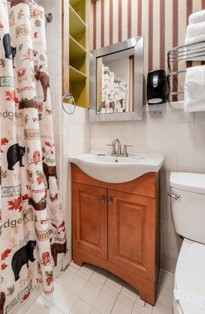 Honeymoon Suite, Non Smoking, Beach View | Bathroom | Shower, rainfall showerhead, free toiletries, hair dryer (on request) - OLDE MILL INN OF CLARKSTON (Clarkston)