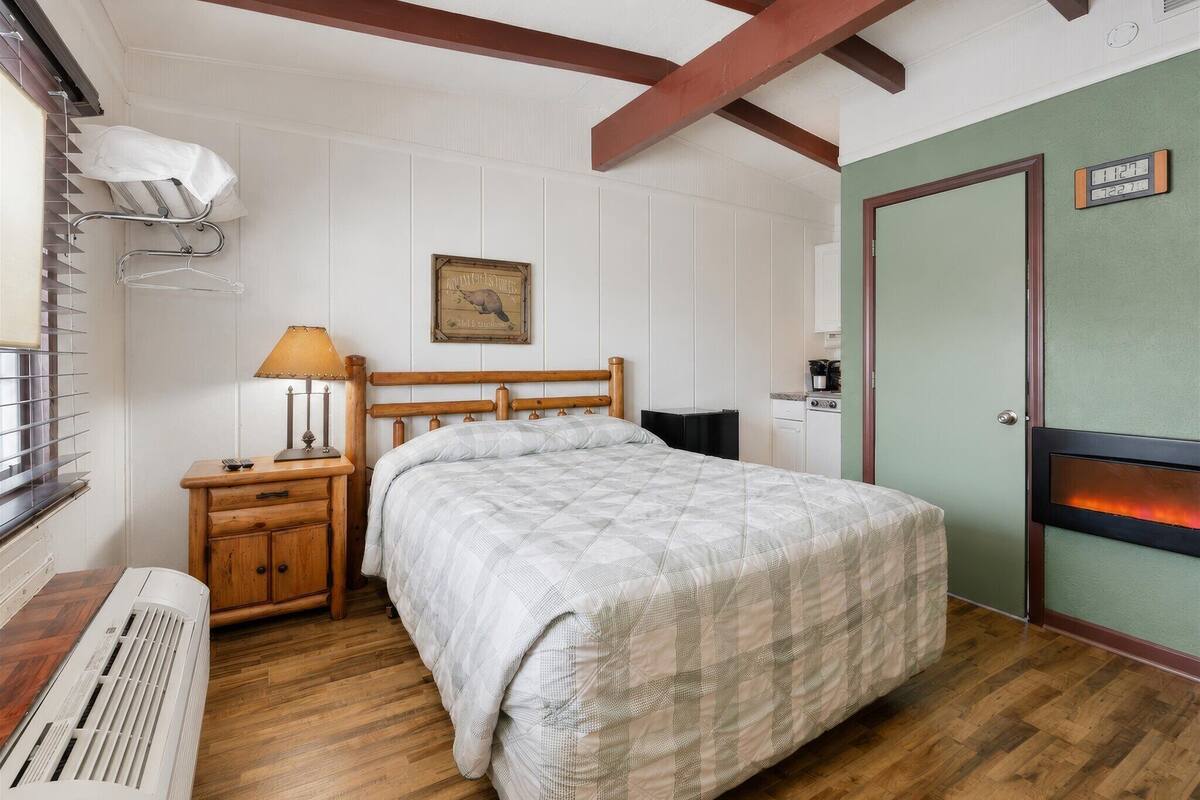 Deluxe Room | Premium bedding, down comforters, memory foam beds, desk