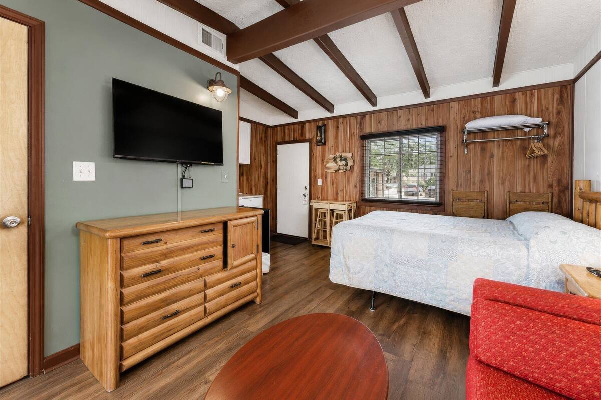 Premium Room, 1 Queen Bed, Lake View | Premium bedding, down comforters, memory foam beds, desk